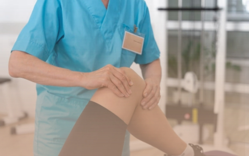 شكل الركبة الطبيعي بعد عملية المنظار مع وجود تورم وكدمات خفيفة