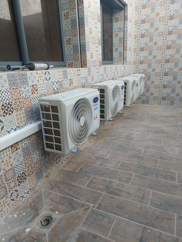 فني يقوم بصيانة مكيف سبليت في منزل بحي العليا